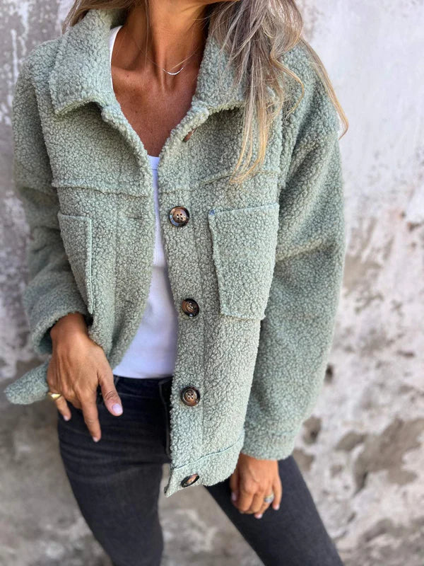 Ella | Stilfuld Kort Uldjakke med Slå-om Krave