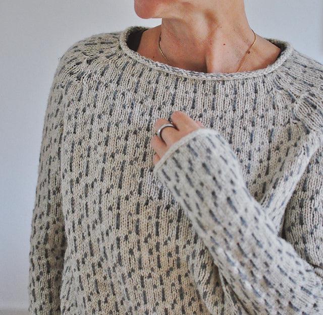 Ronja | Grå sweater med bådudskæring