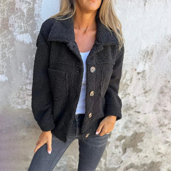 Ella | Stilfuld Kort Uldjakke med Slå-om Krave